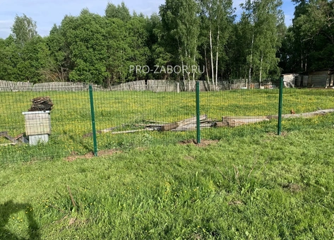 ustanovka-zabora-iz-3d-setki-v-vidnom