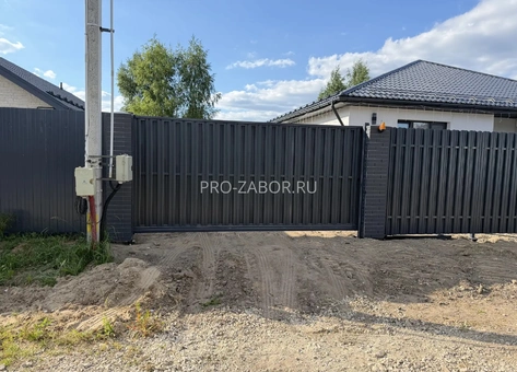 ustanovka-zabora-so-stolbami-iz-piks-paneli-v-lyuberczax
