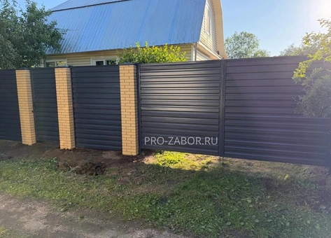 ustanovka-zabora-so-stolbami-iz-piks-paneli-v-odinczovo